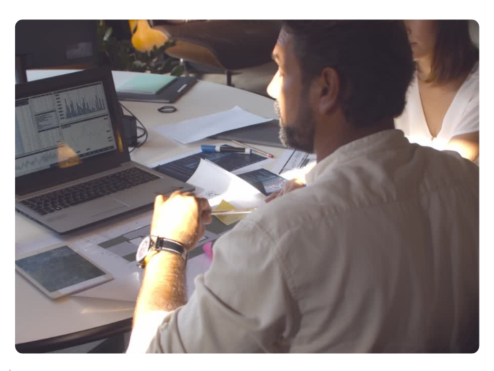 A segurança de software é um aspecto crucial para a proteção de dados sensíveis e a garantia da privacidade dos usuários, sendo essencial para prevenir ameaças e ataques cibernéticos.