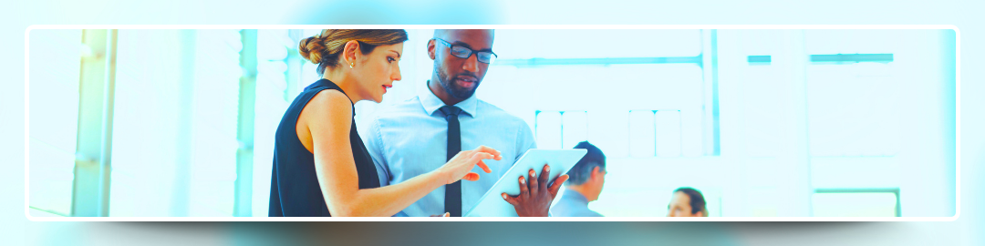 Tela de computador com imagem de homem e mulher olhando para o ladoO conteúdo gerado por IA pode estar incorreto.